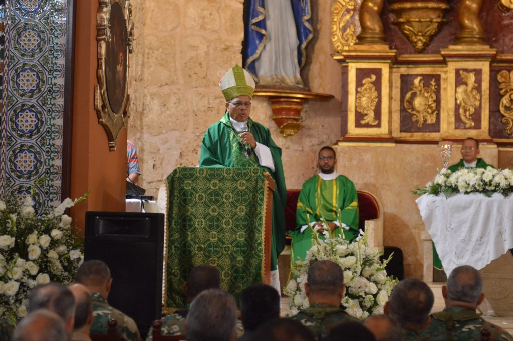 Ministro Defensa participa en misa por 35 Aniversario de la DNCD 1
