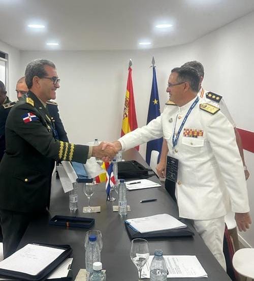 Ministro de Defensa Díaz Morfa se reúne con alto mando militar de España 3