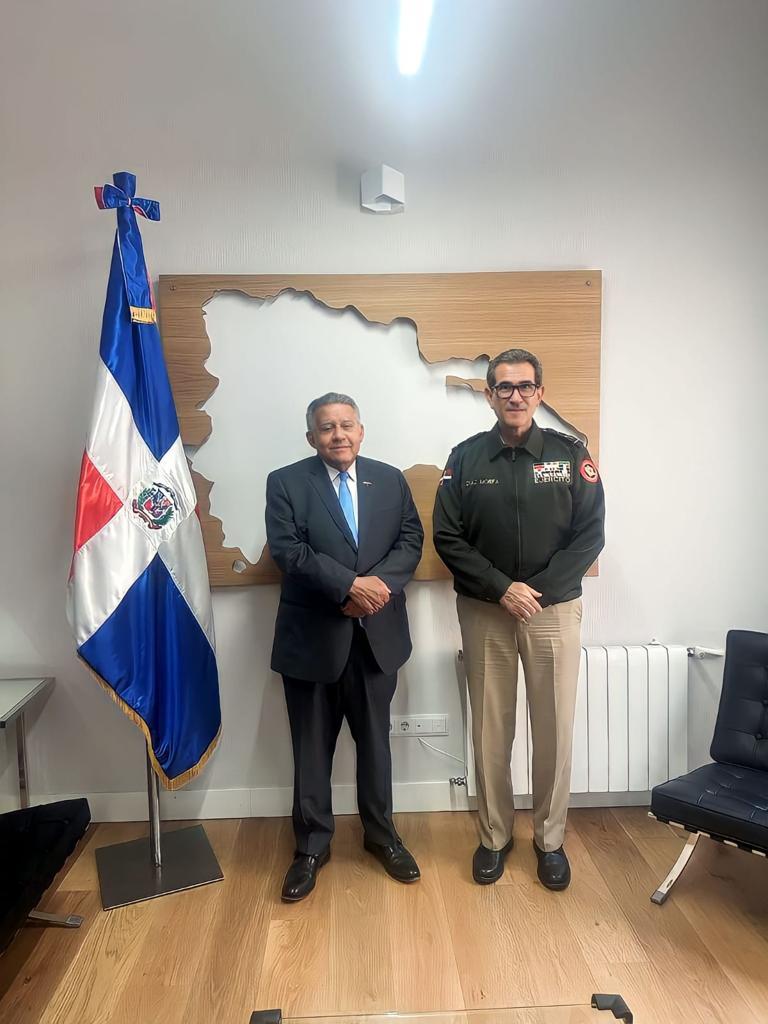 Ministro de Defensa se reúne con embajador Juan Bolívar Díaz en España 1