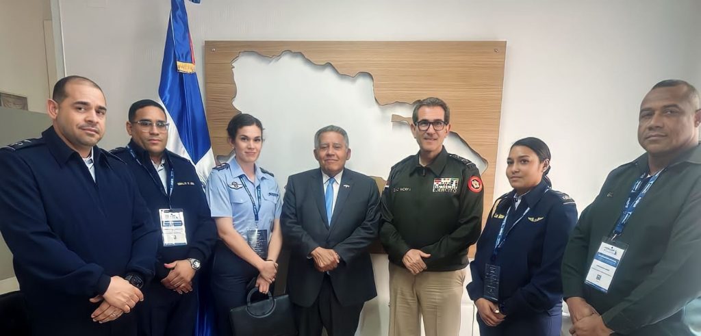 Ministro de Defensa se reúne con embajador Juan Bolívar Díaz en España 3