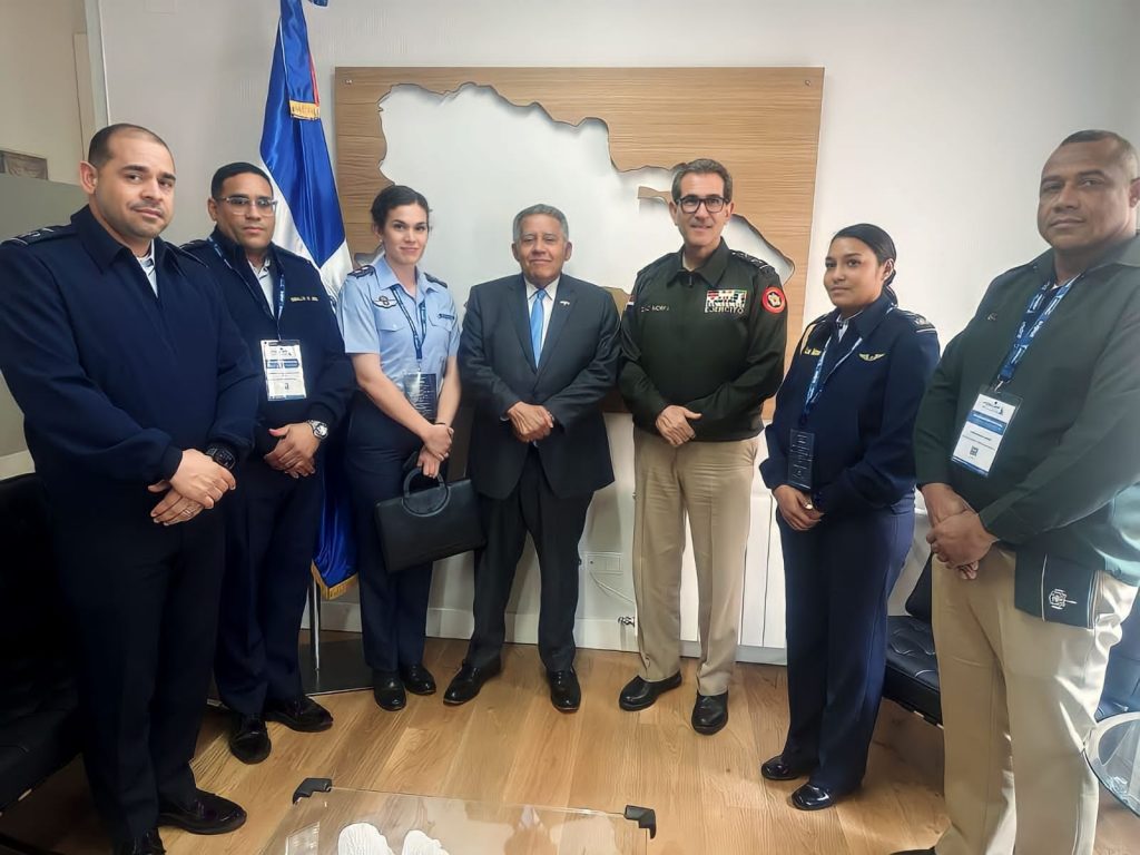 Ministro de Defensa se reúne con embajador Juan Bolívar Díaz en España 3