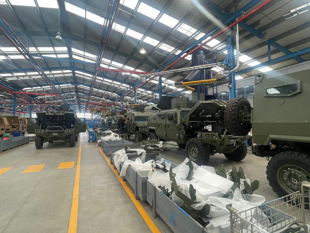 Ministro de Defensa visita empresa fabricante de vehículos militares UROVESA en España 1