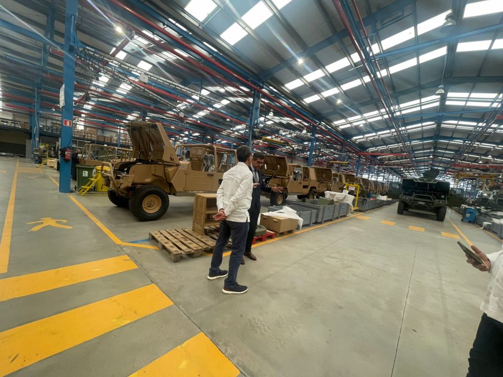 Ministro de Defensa visita empresa fabricante de vehículos militares UROVESA en España 2