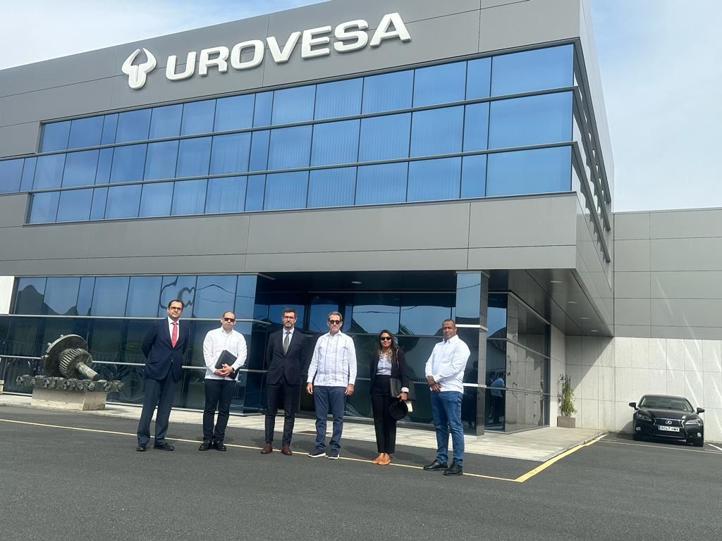 Ministro de Defensa visita empresa fabricante de vehículos militares UROVESA en España 6