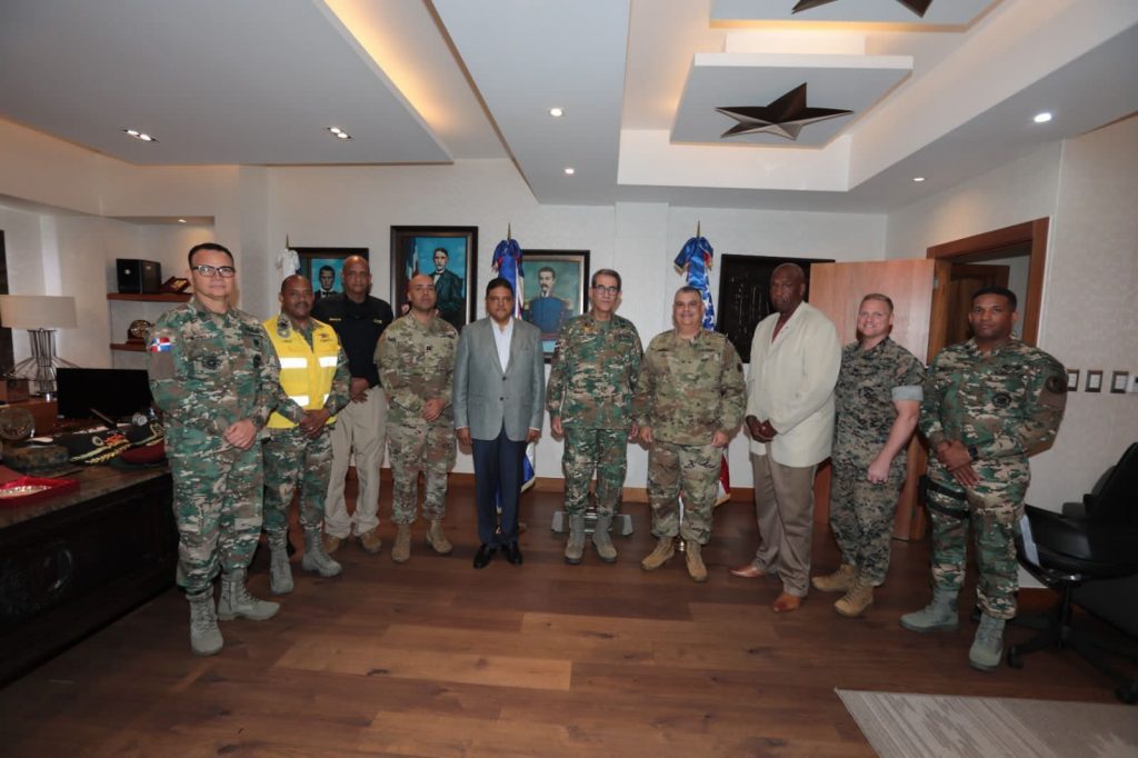 Ministro de defensa se reúne con representantes del Comando Sur EEUU y directiva del COE 1