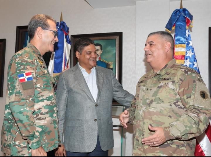 Ministro de defensa se reúne con representantes del Comando Sur EEUU y directiva del COE 2