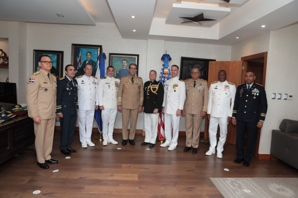 MIDE condecora jefes de misiones embajada EEUU en RD con Orden al Mérito Naval 1