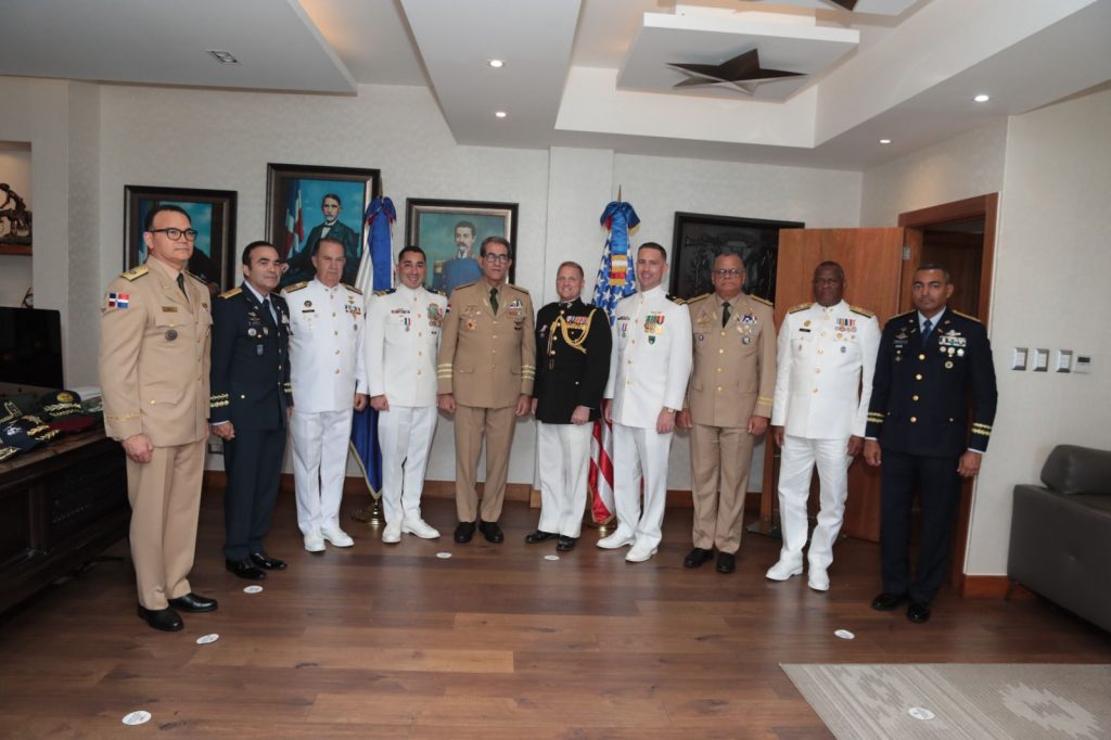MIDE condecora jefes de misiones embajada EEUU en RD con Orden al Mérito Naval 2