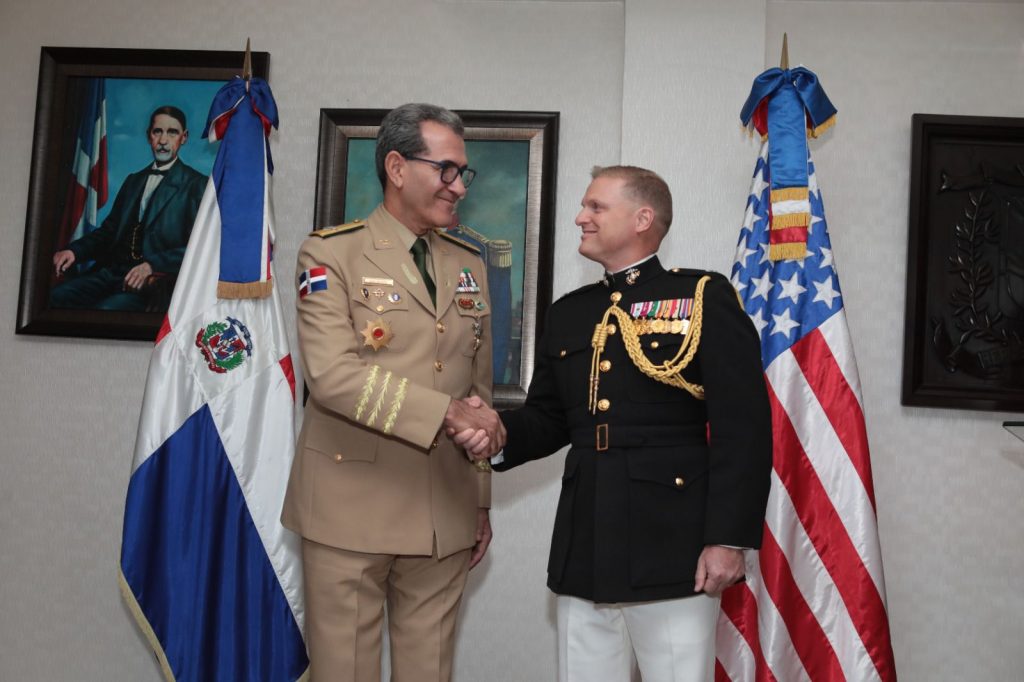 MIDE condecora jefes de misiones embajada EEUU en RD con Orden al Mérito Naval 3