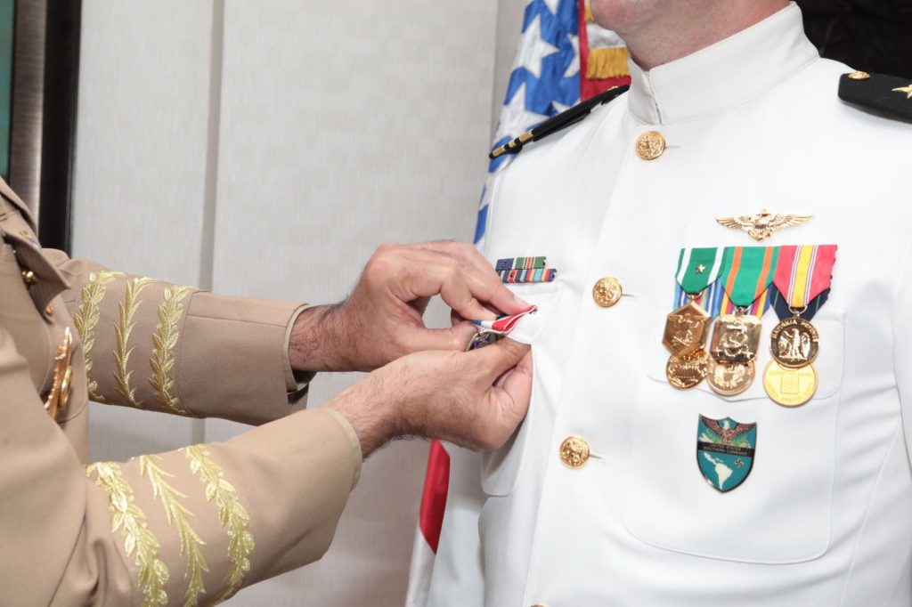 MIDE condecora jefes de misiones embajada EEUU en RD con Orden al Mérito Naval 4