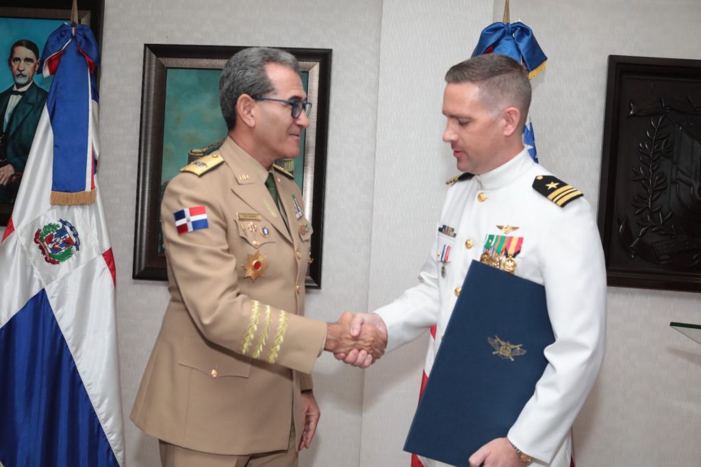 MIDE condecora jefes de misiones embajada EEUU en RD con Orden al Mérito Naval 6