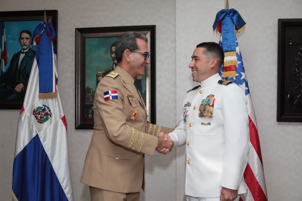 MIDE condecora jefes de misiones embajada EEUU en RD con Orden al Mérito Naval 8