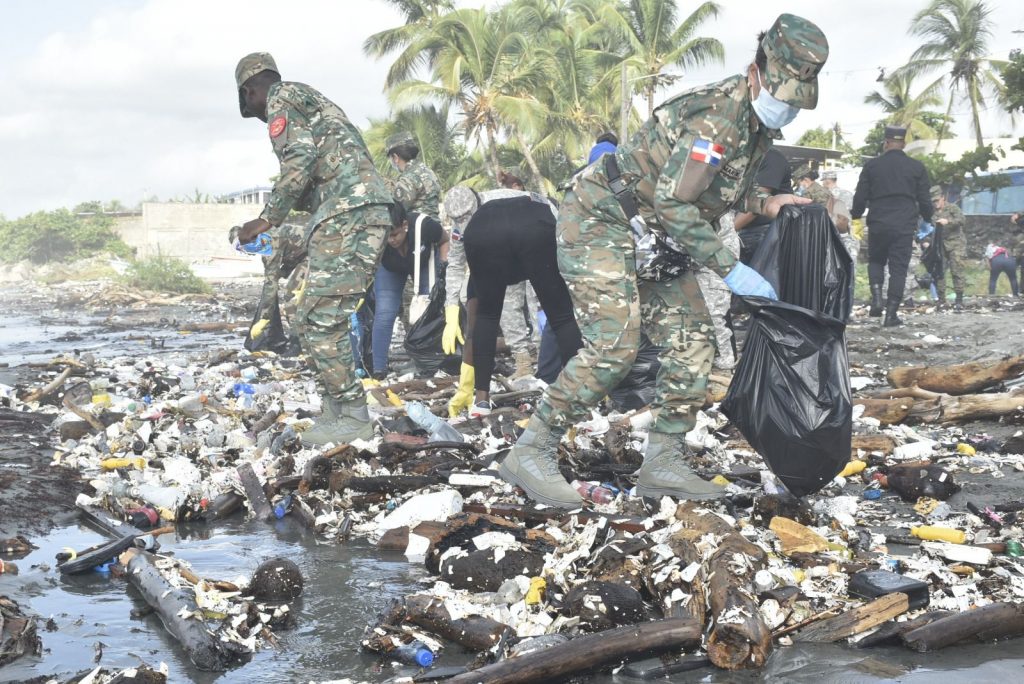Médicos militares del MIDE realizan jornada de recolección desechos sólidos en playa Manresa 1