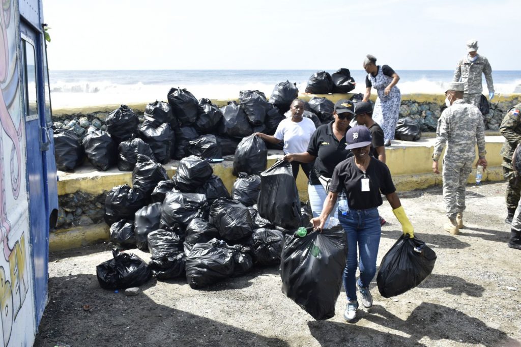 Médicos militares del MIDE realizan jornada de recolección desechos sólidos en playa Manresa 10