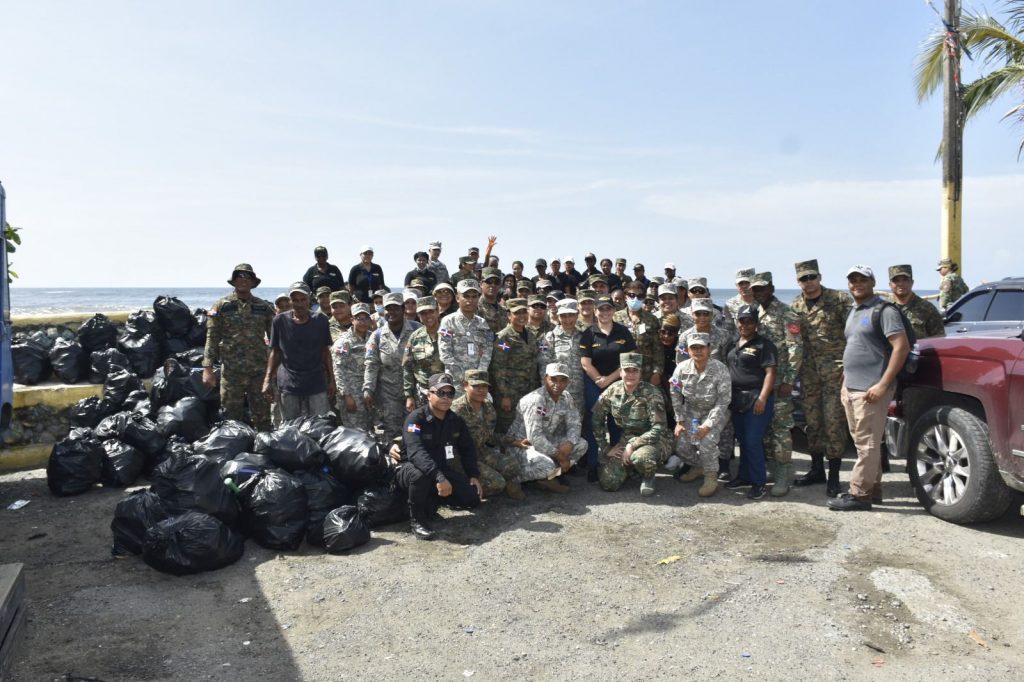 Médicos militares del MIDE realizan jornada de recolección desechos sólidos en playa Manresa 2