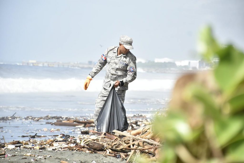 Médicos militares del MIDE realizan jornada de recolección desechos sólidos en playa Manresa 3