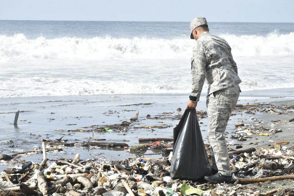 Médicos militares del MIDE realizan jornada de recolección desechos sólidos en playa Manresa 4
