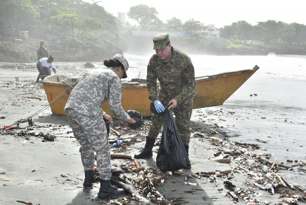 Médicos militares del MIDE realizan jornada de recolección desechos sólidos en playa Manresa 5
