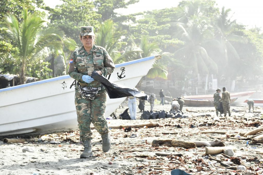 Médicos militares del MIDE realizan jornada de recolección desechos sólidos en playa Manresa 8