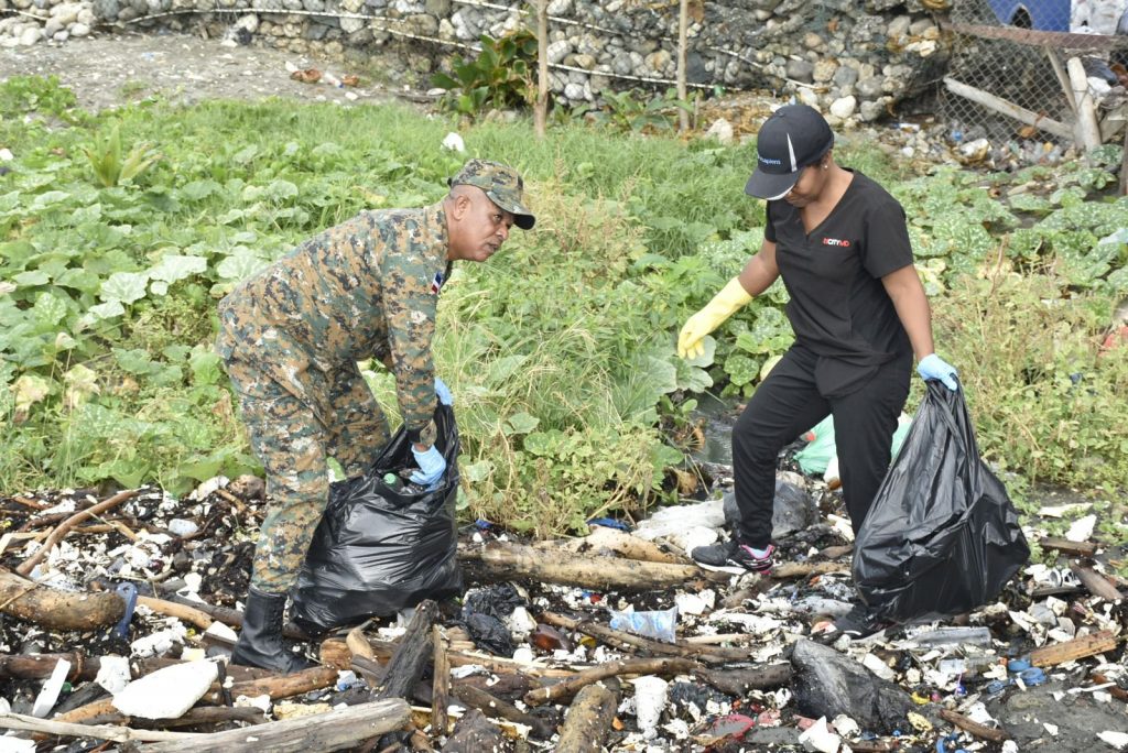 Médicos militares del MIDE realizan jornada de recolección desechos sólidos en playa Manresa 9