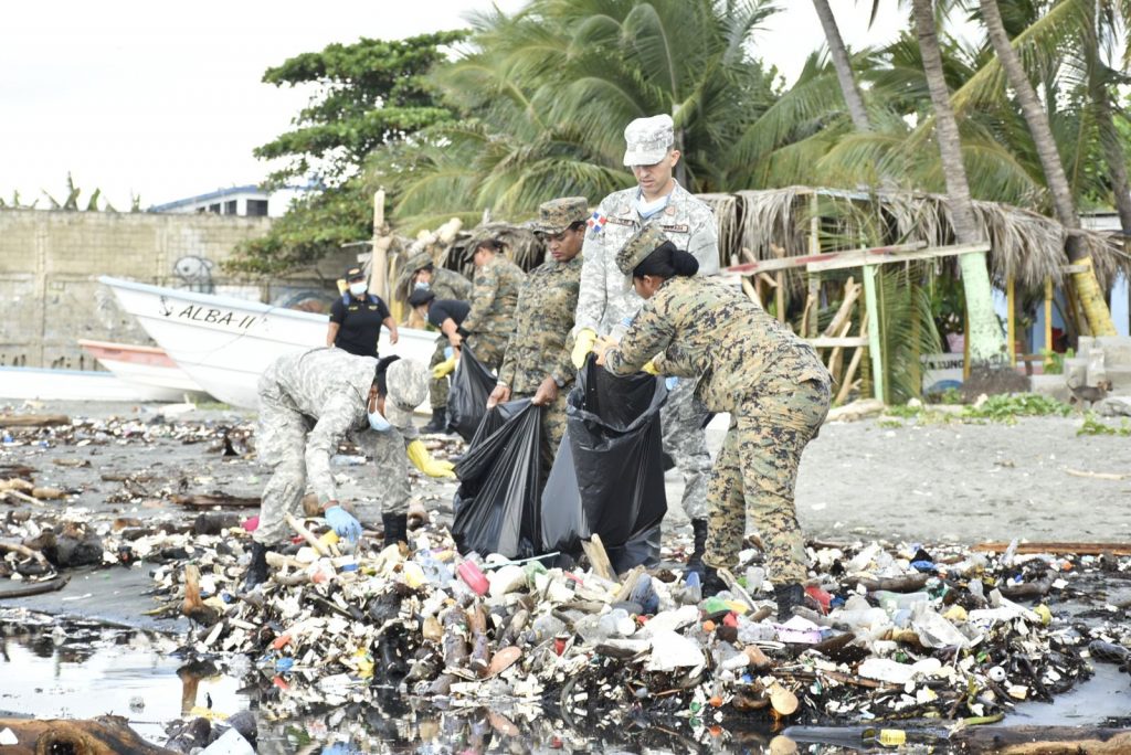 Médicos militares del MIDE realizan jornada de recolección desechos sólidos en playa Manresa12