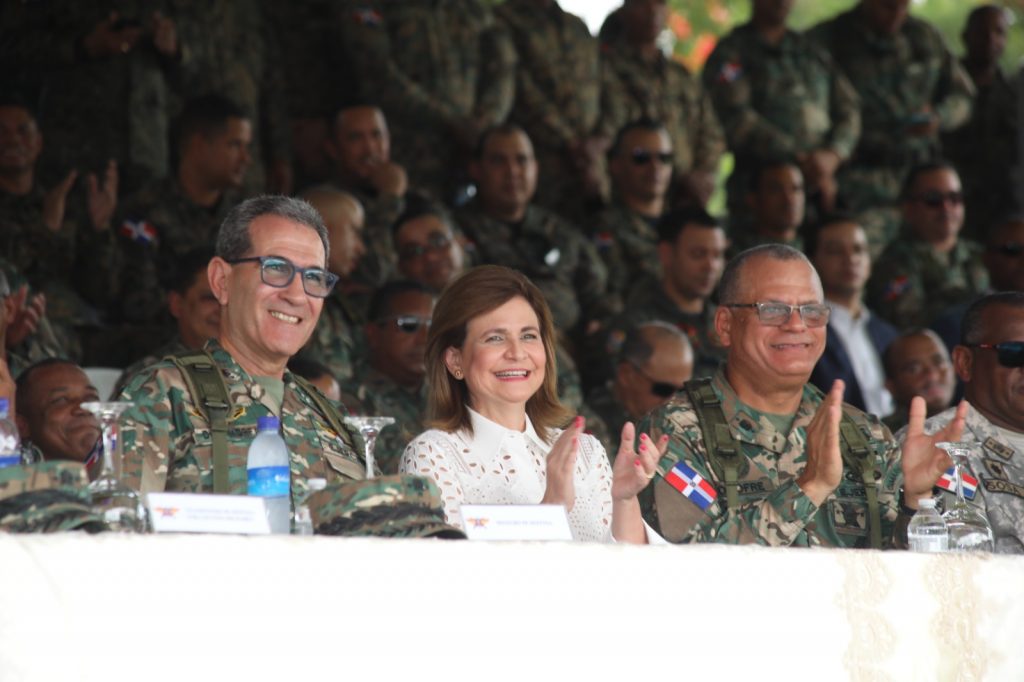 Ejército dominicano gradúa mil 300 nuevos soldados, formarán primer batallón policía militar 13