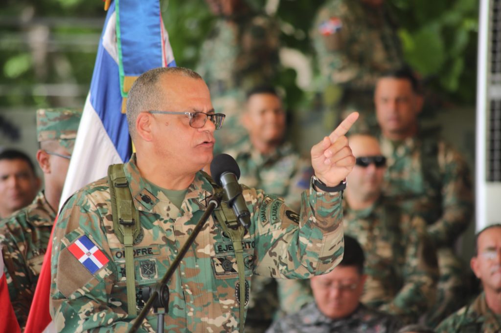 Ejército dominicano gradúa mil 300 nuevos soldados, formarán primer batallón policía militar 14