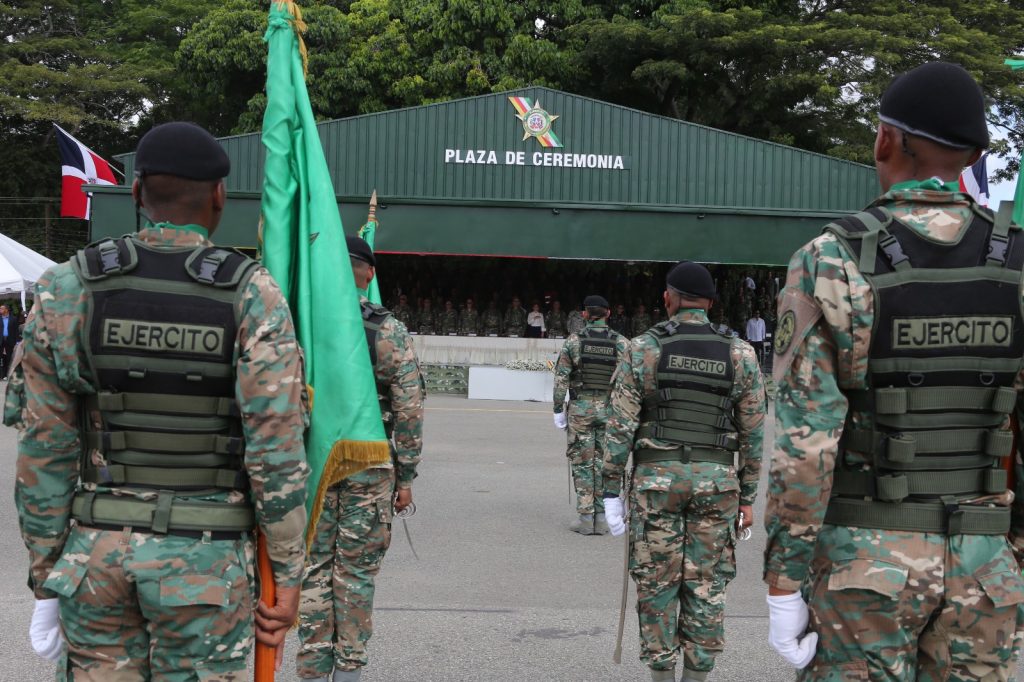 Ejército dominicano gradúa mil 300 nuevos soldados, formarán primer batallón policía militar 16