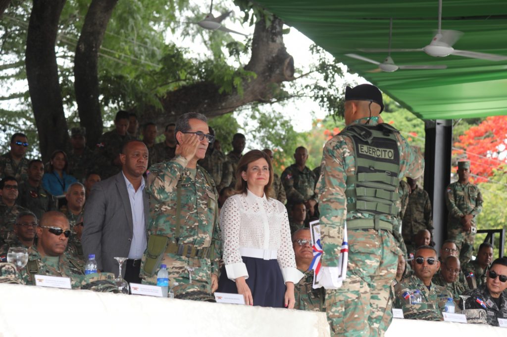 Ejército dominicano gradúa mil 300 nuevos soldados, formarán primer batallón policía militar 18