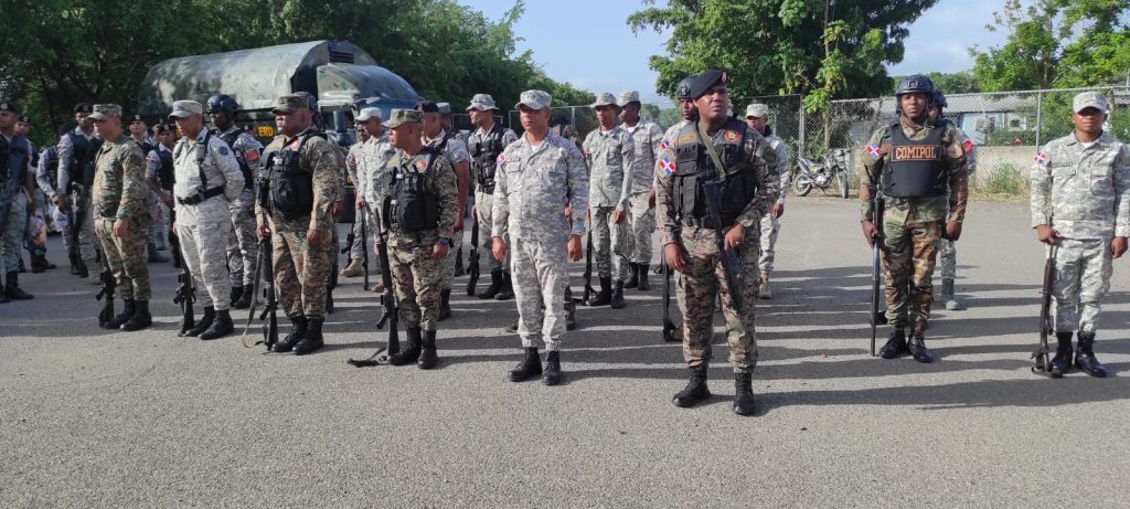 FFAA refuerzan con presencia militar seguridad ciudadana en Santo Domingo y Santiago 2