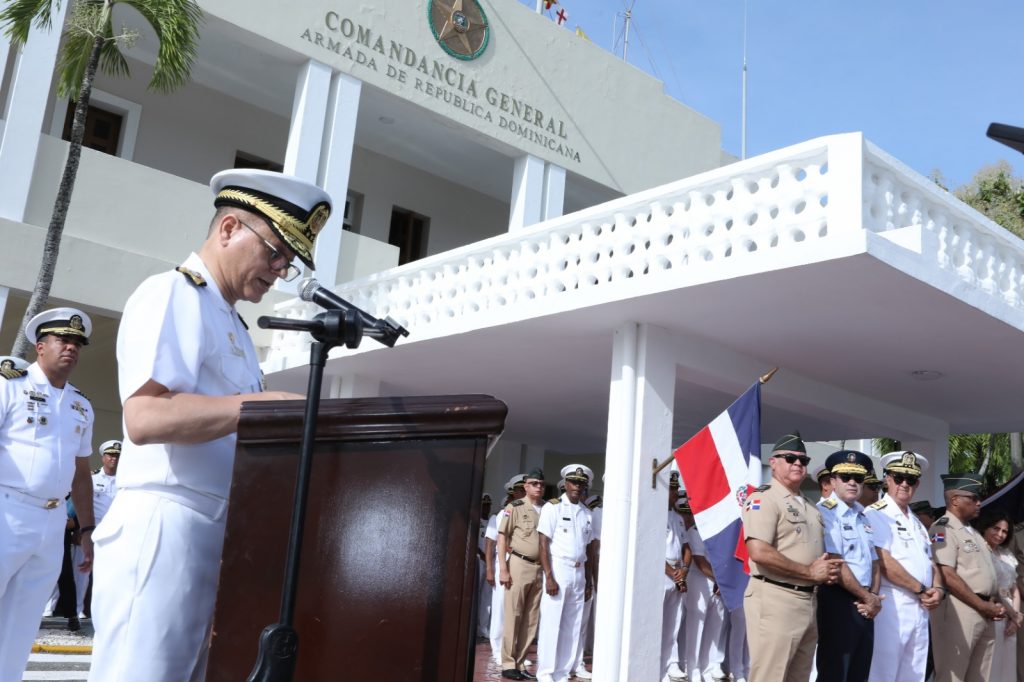 Ministro de Defensa encabeza traspaso de mando Armada de Dominicana 4