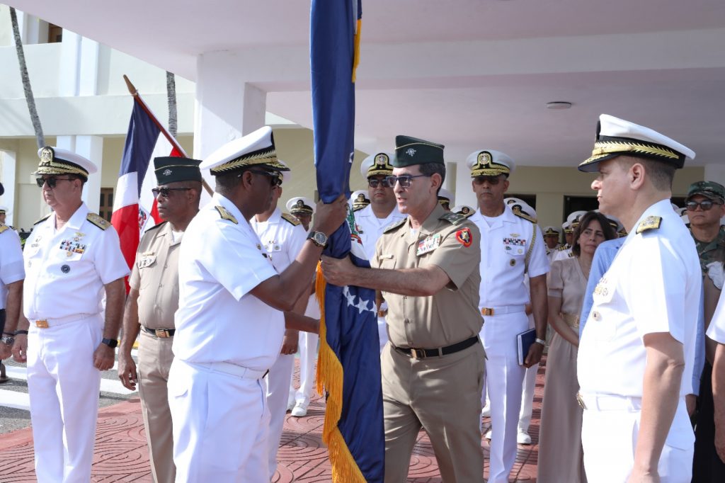 Ministro de Defensa encabeza traspaso de mando Armada de Dominicana 5