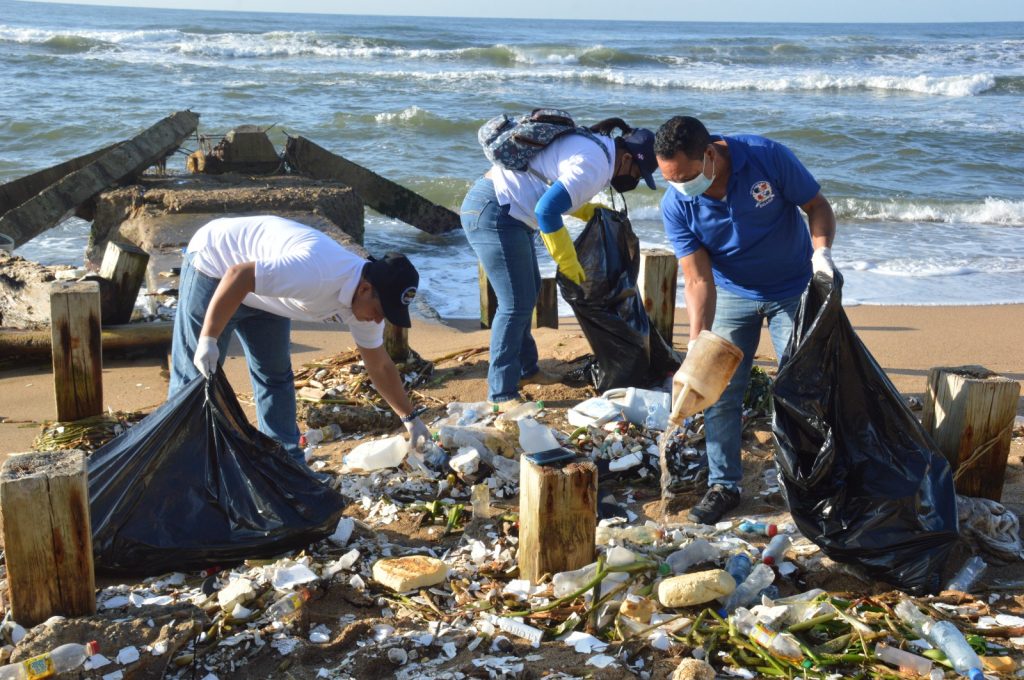 Escuela de Estudios Estratégicos de la UNADE se moviliza a Playa Guibia a limpiar sus costas y en apoyo al proyecto Protegiendo nuestro futuro 3