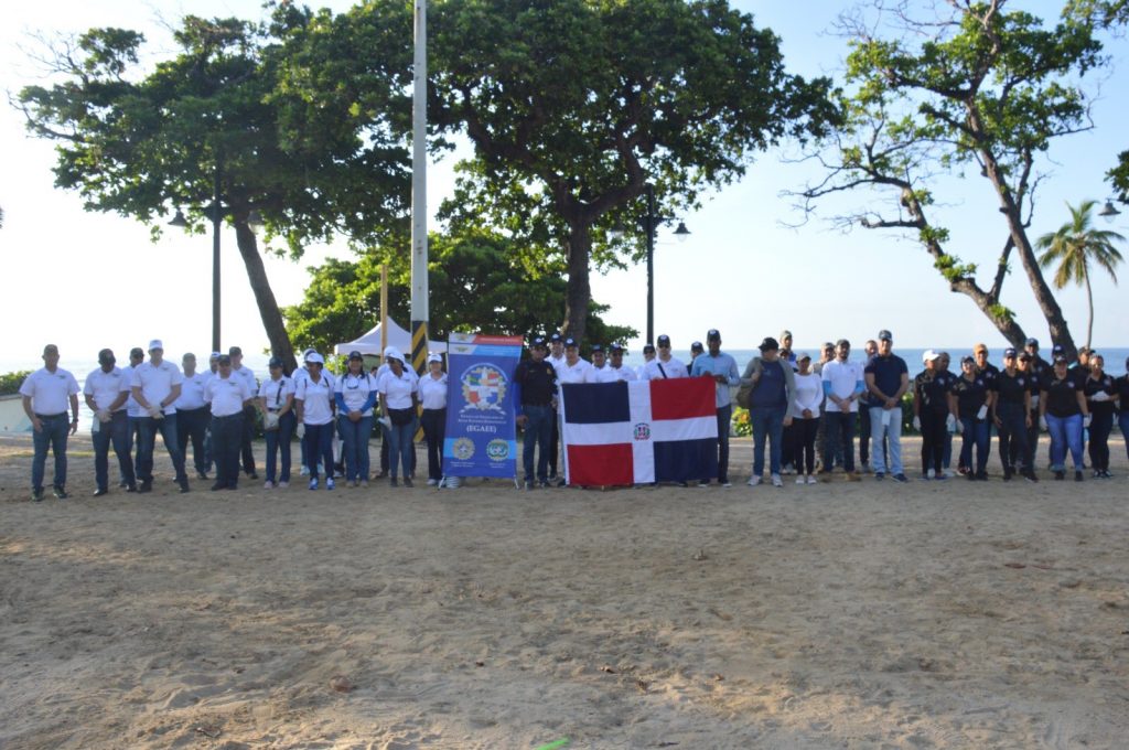 Escuela de Estudios Estratégicos de la UNADE se moviliza a Playa Guibia a limpiar sus costas y en apoyo al proyecto Protegiendo nuestro futuro 6