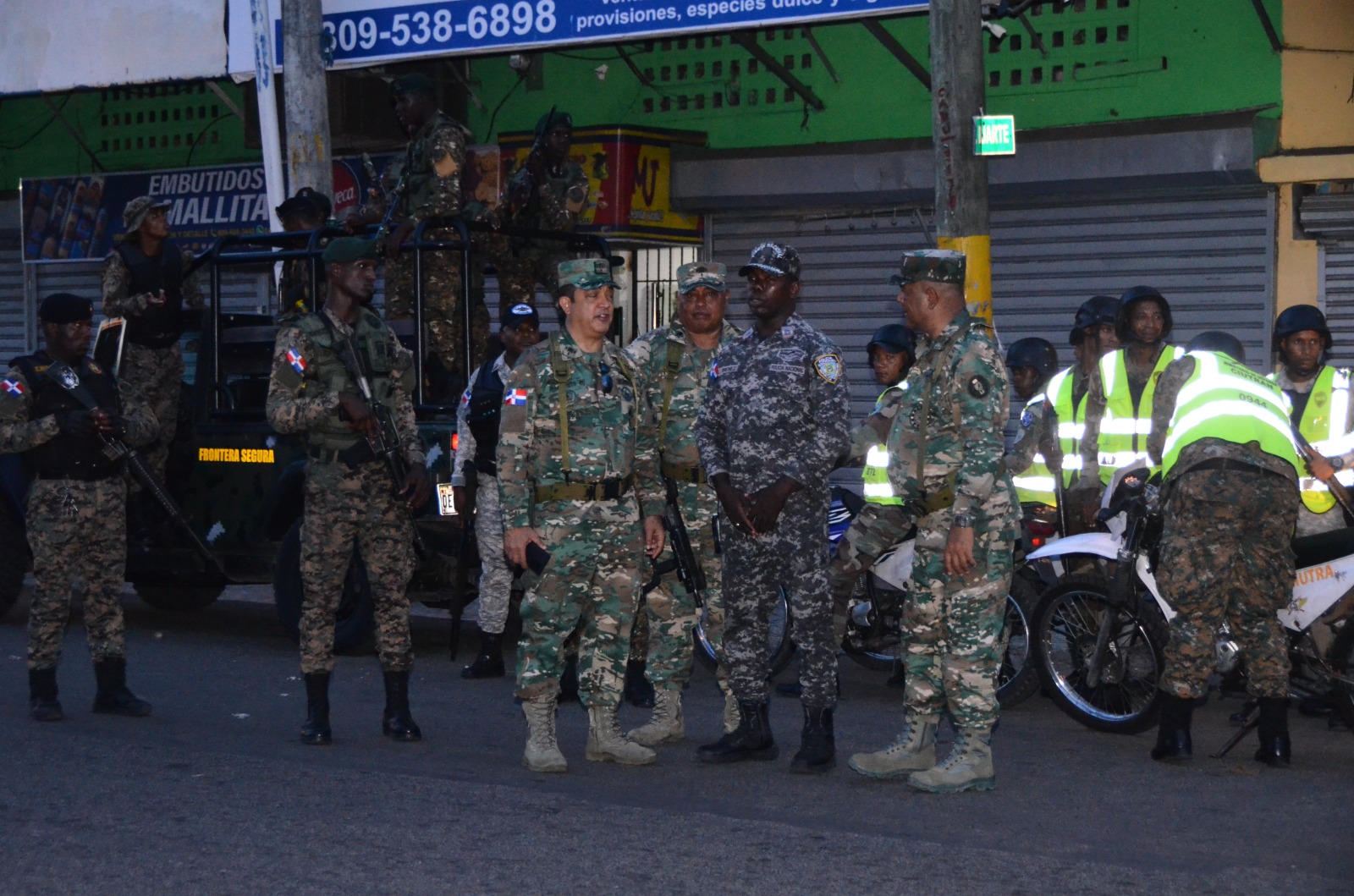 FFAA refuerzan a la PN para garantizar seguridad ciudadana en el barrio Capotillo 4