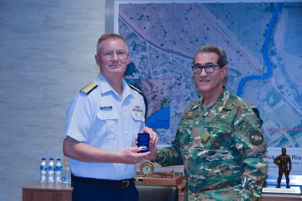 Comandante del Distrito Siete del Servicio de Guardia Costa de EE UU visita FF AA de RD