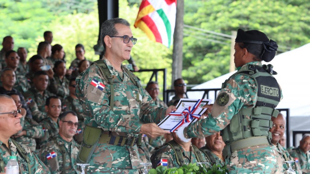 Ejército de República Dominicana gradúa 401 soldados 2