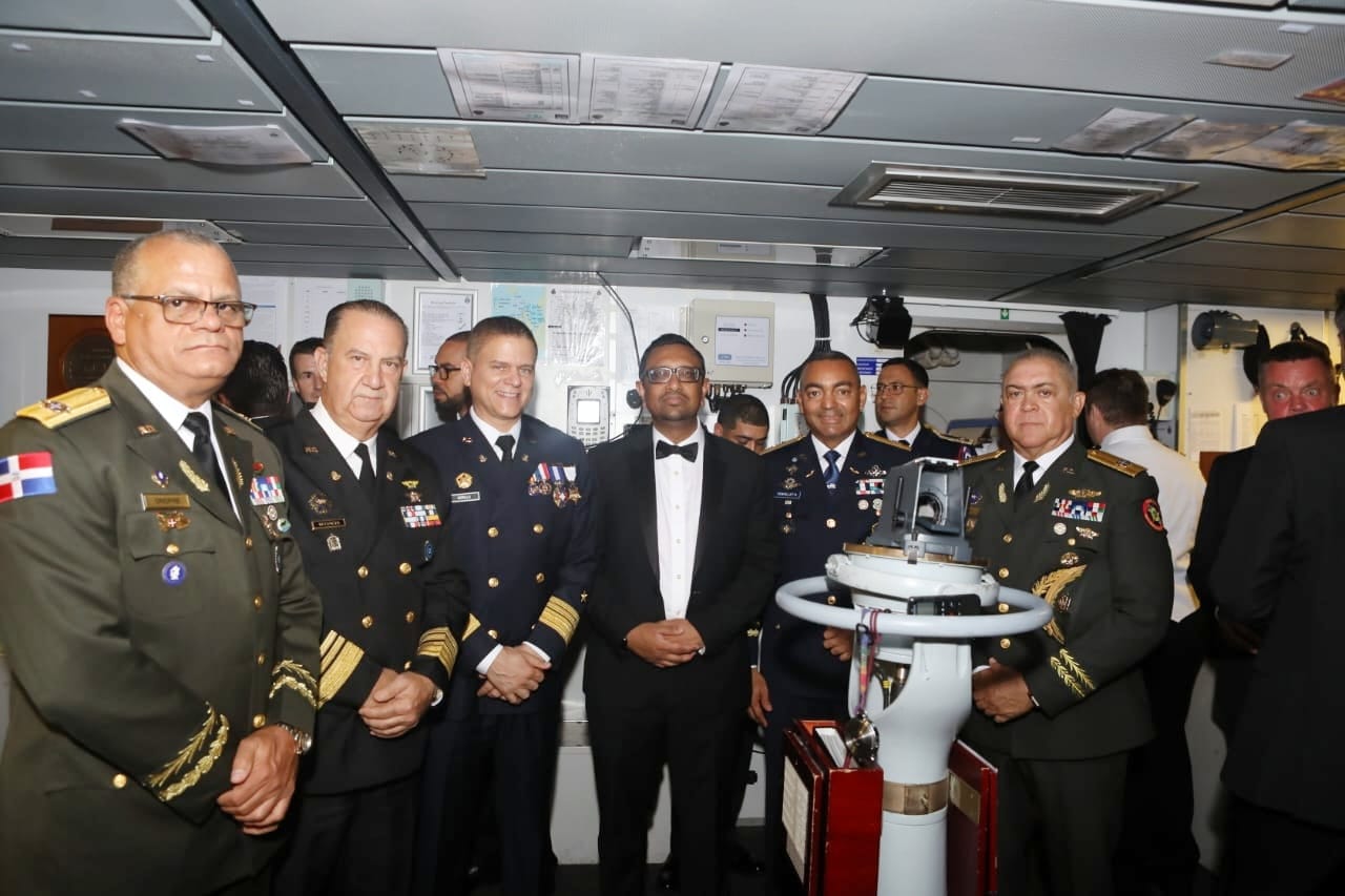 Llega a RD buque militar británico; visita diplomática y alto mando de las FF AA dominicana cena a bordo 8