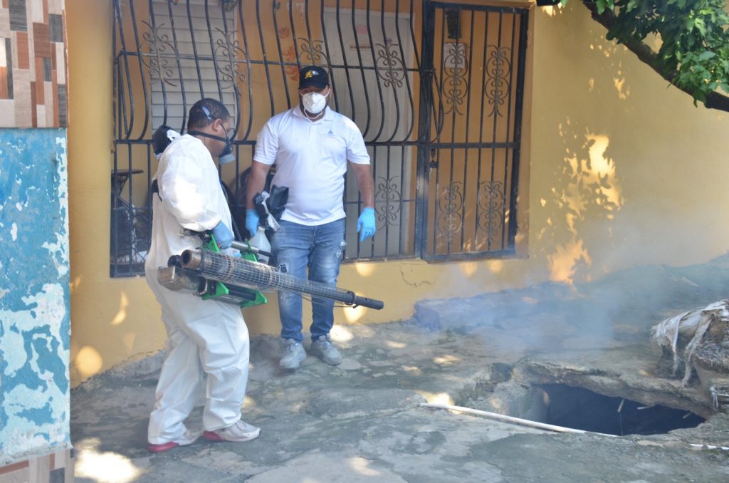 Militares continúan operativos contra el dengue en sector Los Ríos y zonas aledañas 4