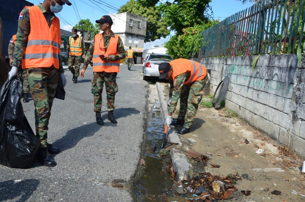 Militares continúan operativos contra el dengue en sector Los Ríos y zonas aledañas 7