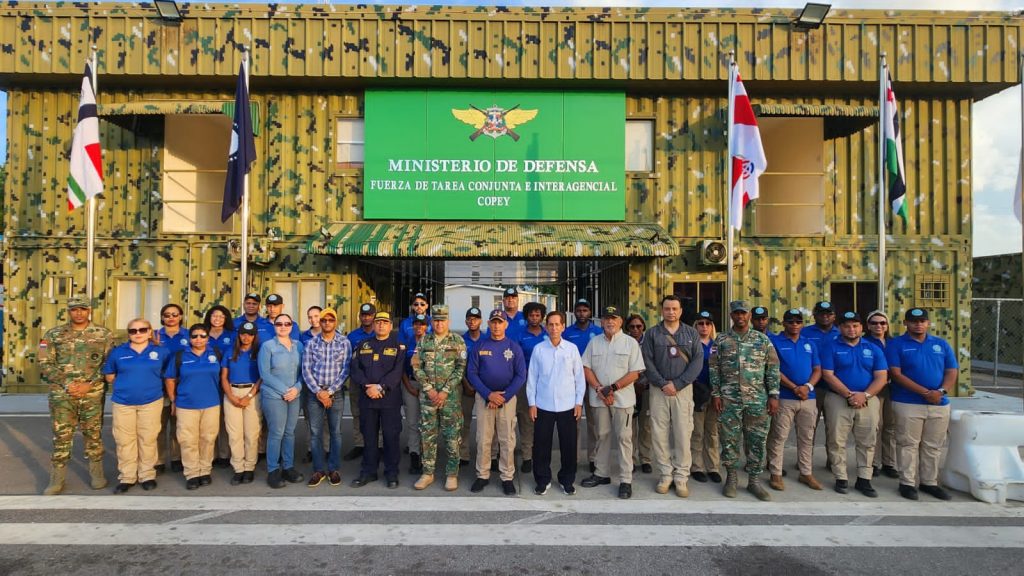 Militares estudiantes universitarios de Derechos Humano de las FF AA visitan frontera norte con Haití 1