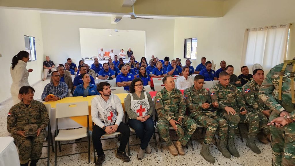 Militares estudiantes universitarios de Derechos Humano de las FF AA visitan frontera norte con Haití 5
