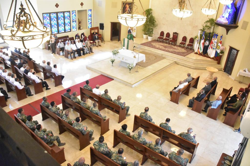 Ministerio de Defensa conmemora el “Día del Retirado” con misa, almuerzo y anuncio de aumento en sus pensiones 1