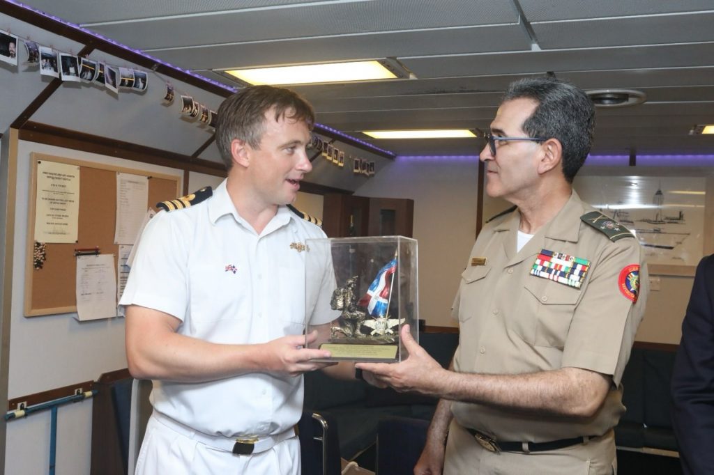 Ministro de Defensa destaca colaboración Reino Unido-RD Felicita a tripulación Buque DAUNTLESS en sus labores frente al narcotráfico y huracanes 3