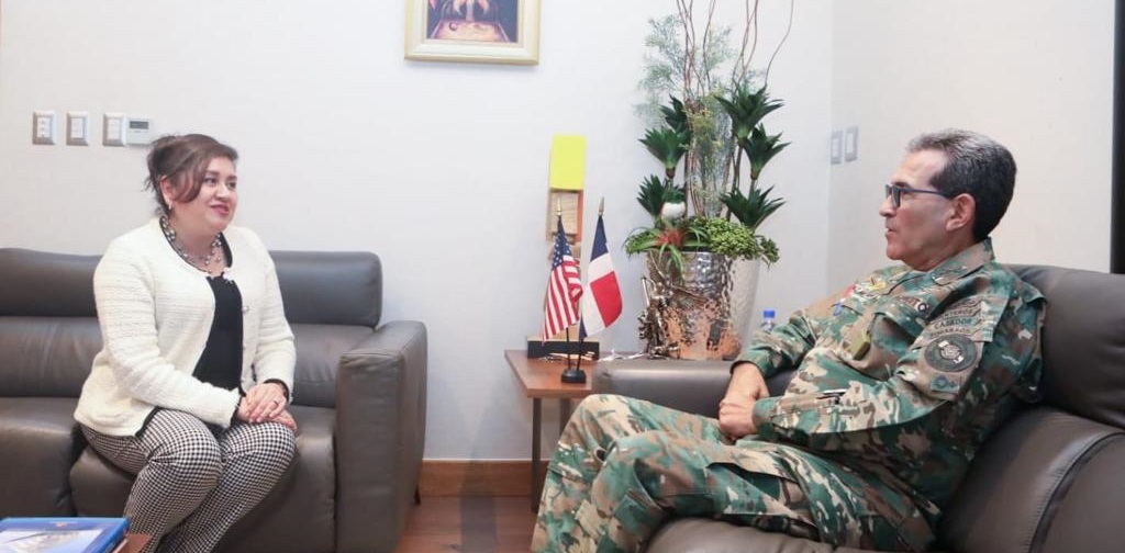 Ministro de Defensa se reúne con encargada de negocios Embajada EEUU 1