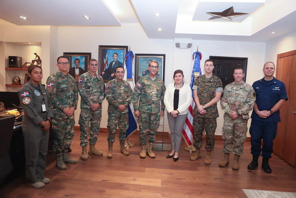 Ministro de Defensa se reúne con encargada de negocios Embajada EEUU 2