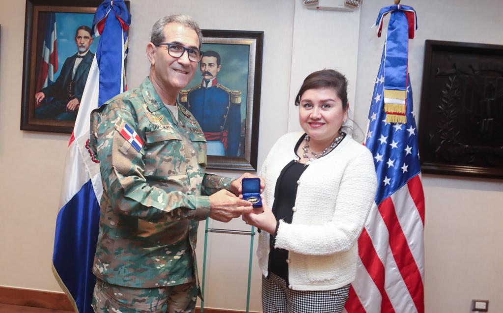 Ministro de Defensa se reúne con encargada de negocios Embajada EEUU 4
