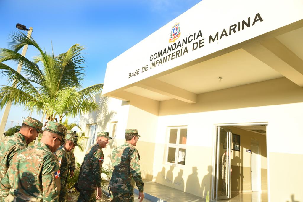 Ministro de Defensa y comandante general de la Armada recorren la Base de Infantería de marina 1