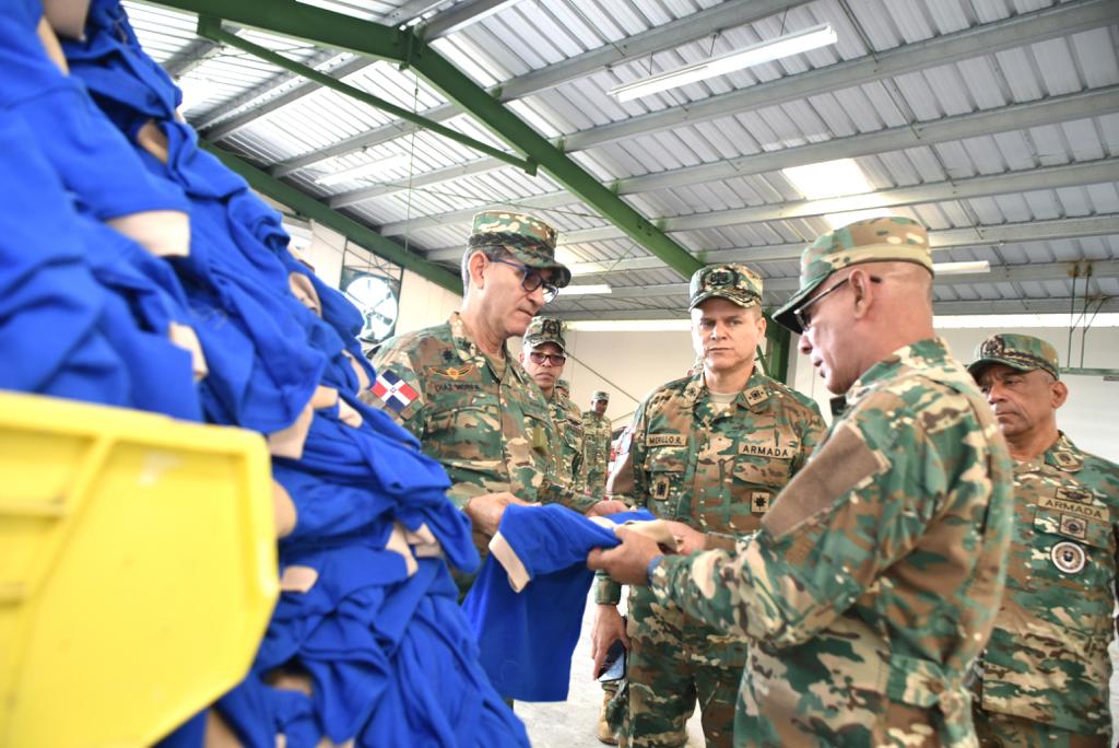 Ministro de Defensa y comandante general de la Armada recorren la Base de Infantería de marina 2