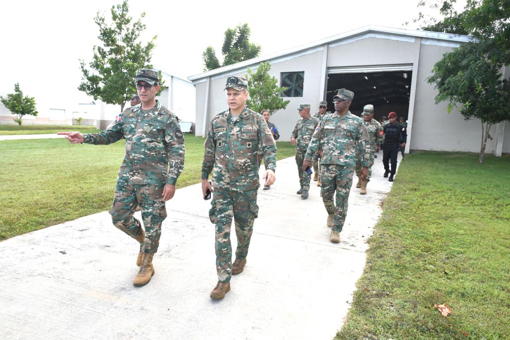 Ministro de Defensa y comandante general de la Armada recorren la Base de Infantería de marina 3